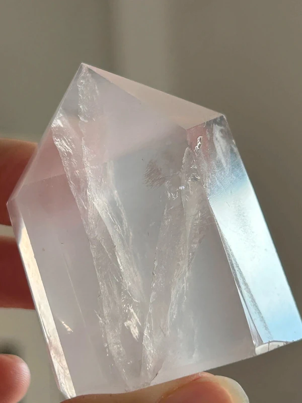 1779924962-3.webp Punta de cuarzo rosa transparente natural hexagonal