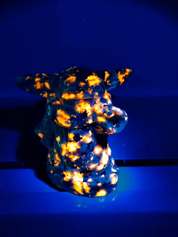 Figura de Sabio Anciano tallada en piedra de fuego natural