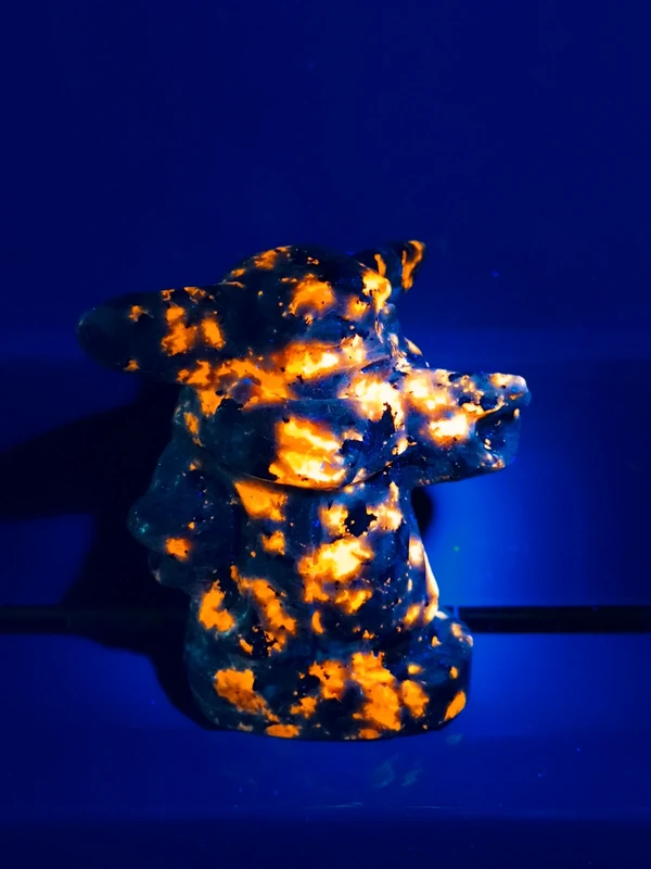 Figura de Sabio Anciano tallada en piedra de fuego natural