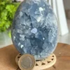 Huevo geoda de celestina natural - cristales azul hielo