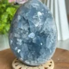 Huevo geoda de celestina natural - cristales azul hielo