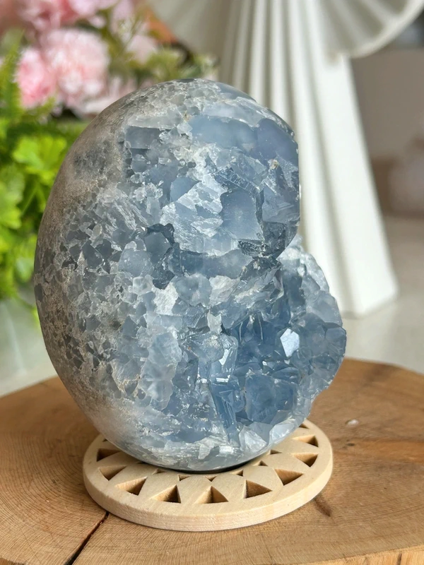 Huevo geoda de celestina natural - cristales azul hielo