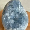 Huevo geoda de celestina natural - cristales azul hielo