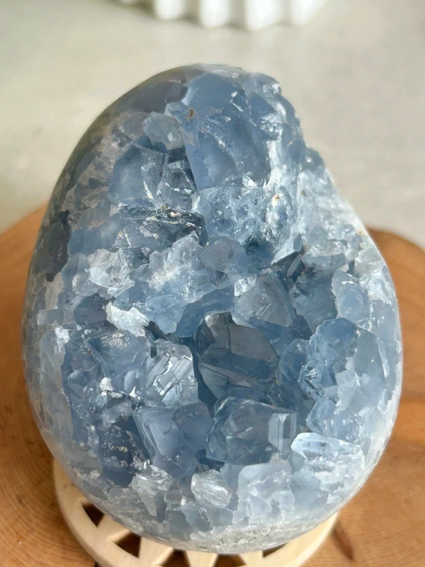 Huevo geoda de celestina natural - cristales azul hielo
