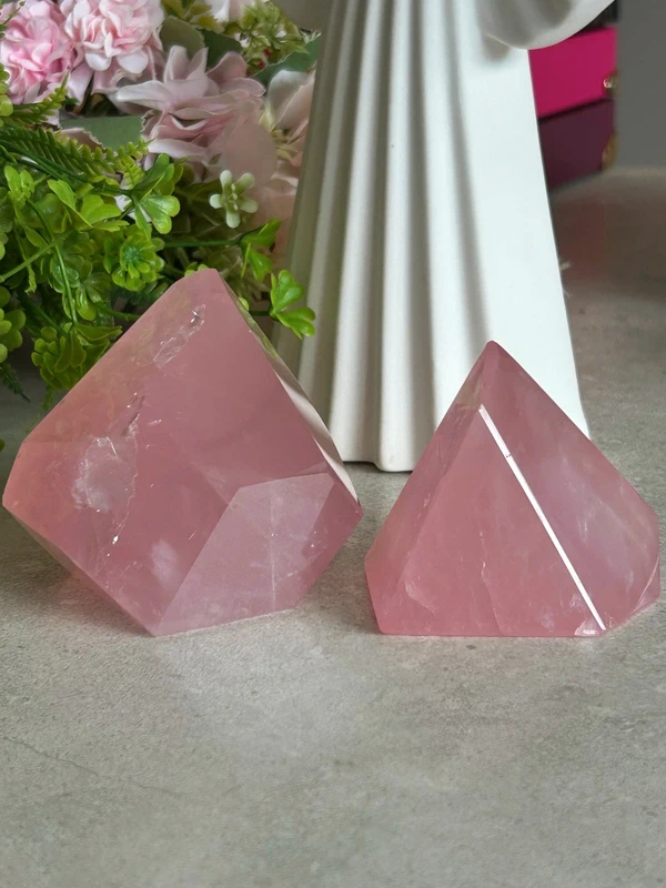 Bloque facetado de cuarzo rosa natural - Madagascar 411g