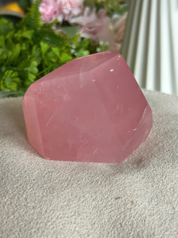 Bloque facetado de cuarzo rosa natural - Madagascar 411g