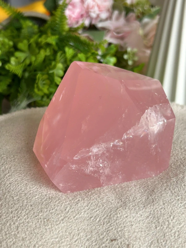 Bloque facetado de cuarzo rosa natural - Madagascar 411g