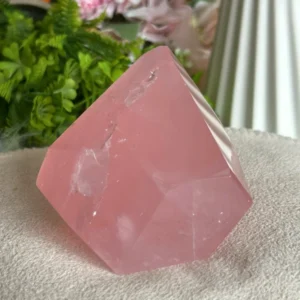 1780258723.webp Bloque facetado de cuarzo rosa natural - Madagascar 411g