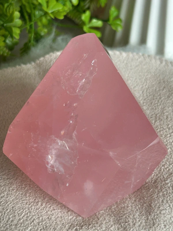 Bloque facetado de cuarzo rosa natural - Madagascar 411g