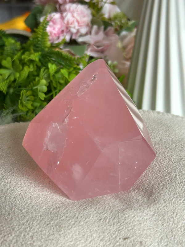 Bloque facetado de cuarzo rosa natural - Madagascar 411g