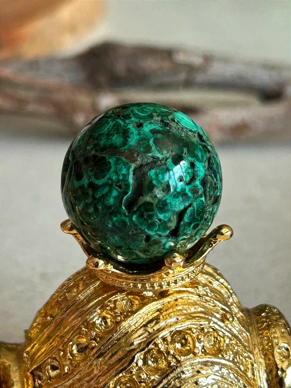 Esfera de malaquita natural - bandas verdes