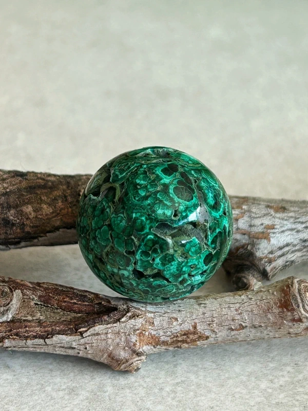Esfera de malaquita natural - bandas verdes