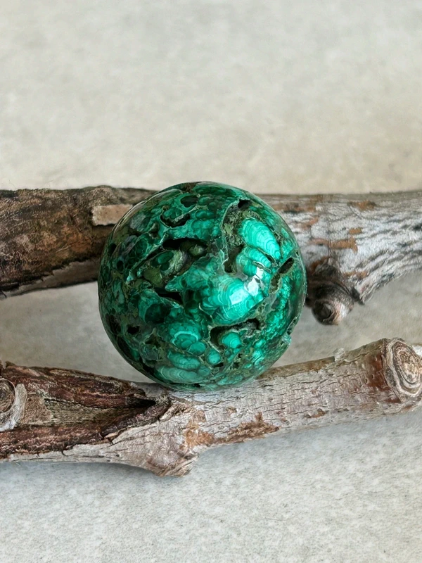 Esfera de malaquita natural - bandas verdes
