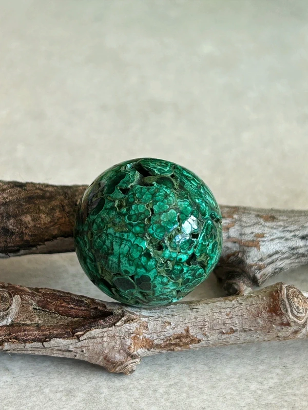 Esfera de malaquita natural - bandas verdes