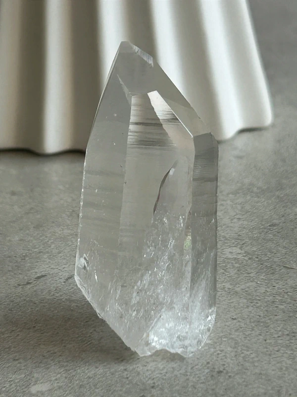 Cristal lemuriano natural con lineas akashicas