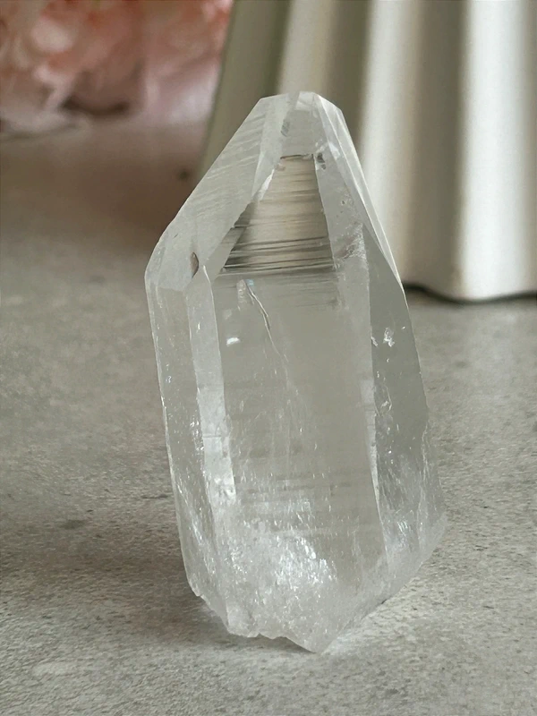 Cristal lemuriano natural con lineas akashicas