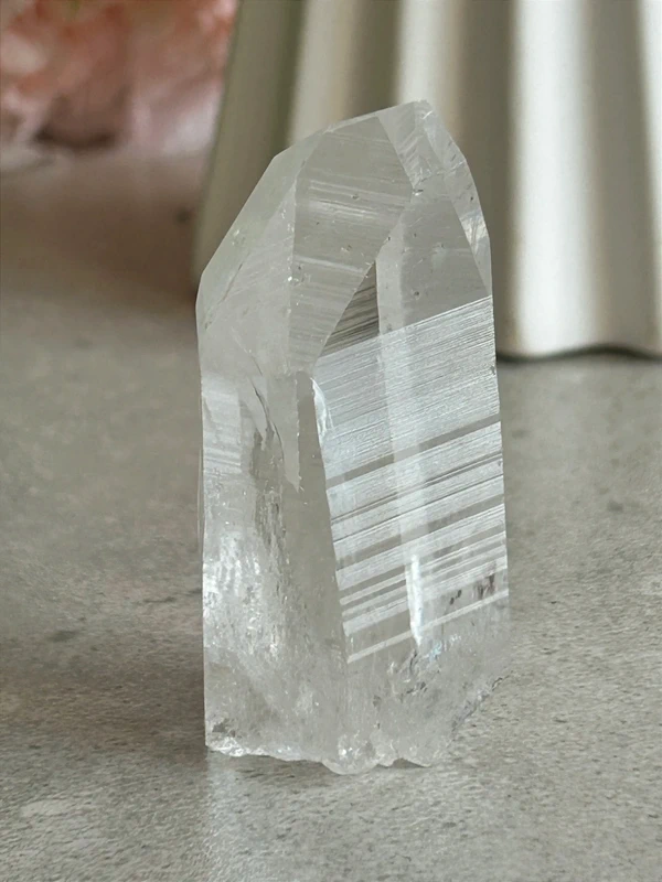 Cristal lemuriano natural con lineas akashicas