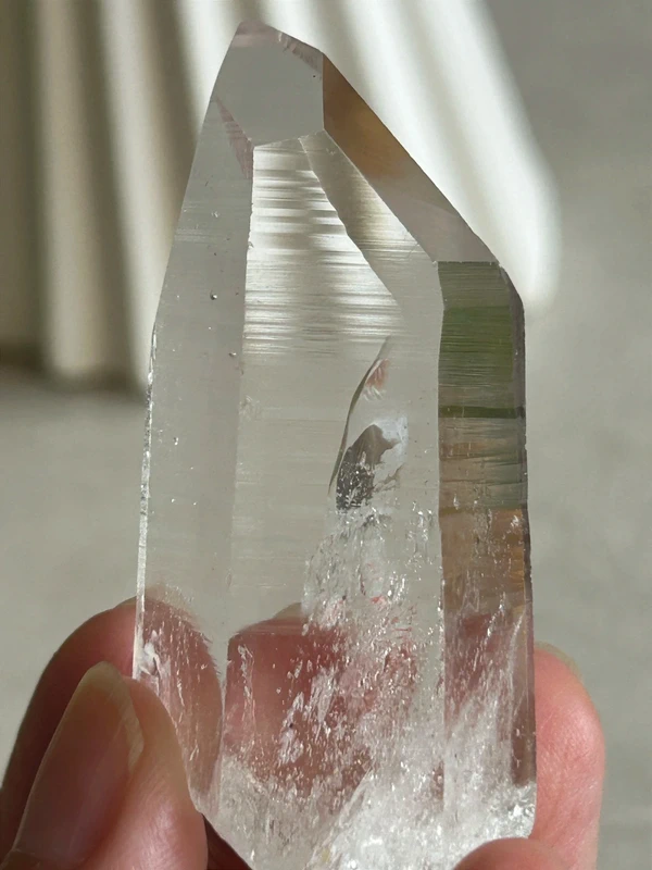 Cristal lemuriano natural con lineas akashicas