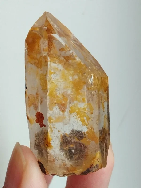 Cristal del Himalaya natural con inclusiones doradas