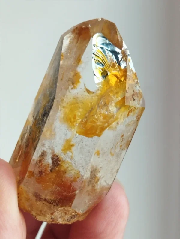 Cristal del Himalaya natural con inclusiones doradas