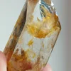Cristal del Himalaya natural con inclusiones doradas