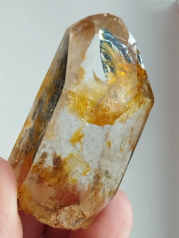 Cristal del Himalaya natural con inclusiones doradas