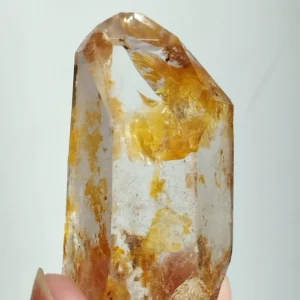 Cristal del Himalaya natural con inclusiones doradas