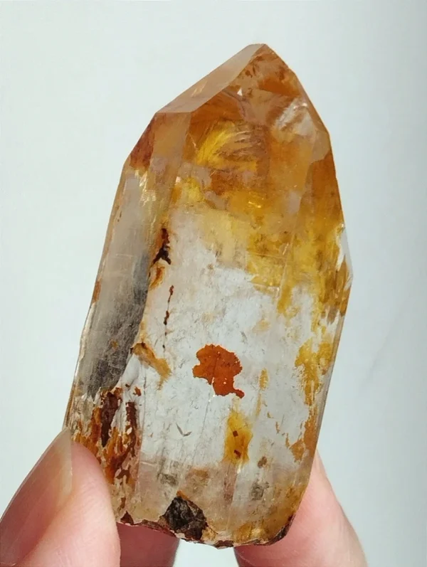 Cristal del Himalaya natural con inclusiones doradas