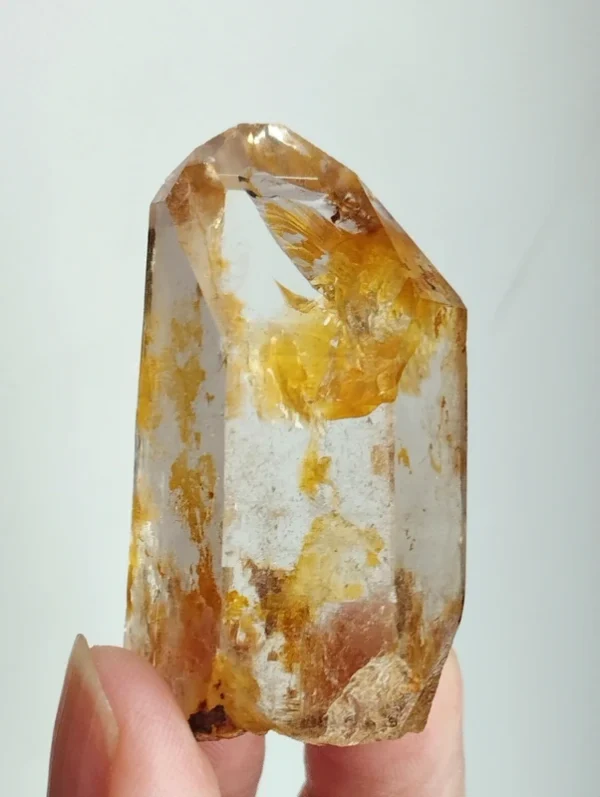 Cristal del Himalaya natural con inclusiones doradas