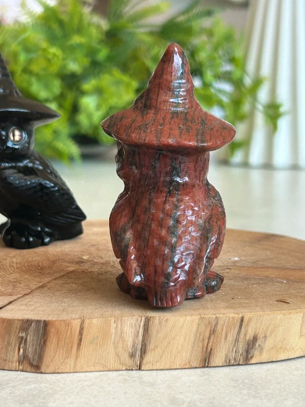Buho brujo tallado en obsidiana natural - con sombrero de mago