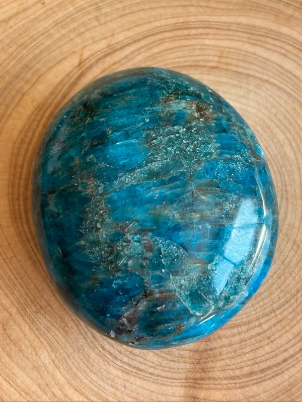 1780610665-2.webp Fosfosiderita azul real - palm stone