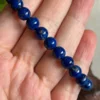 Pulsera de lapislazuli royal blue con vetas doradas