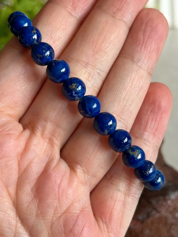 Pulsera de lapislazuli royal blue con vetas doradas