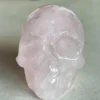 Calavera de cuarzo rosa con arcoiris naturales