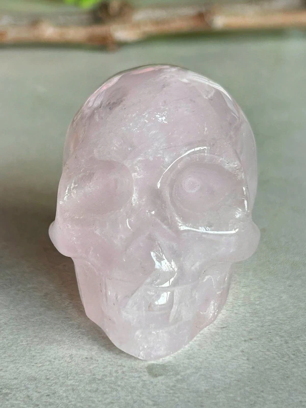 Calavera de cuarzo rosa con arcoiris naturales