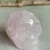 Calavera de cuarzo rosa con arcoiris naturales