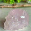 Calavera de cuarzo rosa con arcoiris naturales