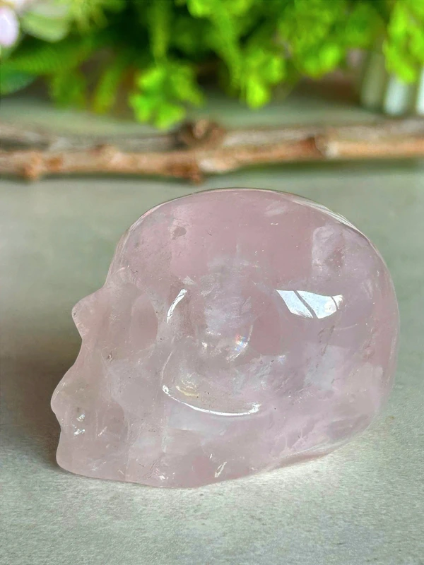 Calavera de cuarzo rosa con arcoiris naturales