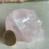 Calavera de cuarzo rosa con arcoiris naturales