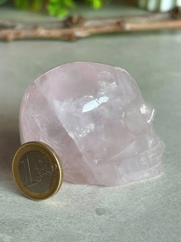 Calavera de cuarzo rosa con arcoiris naturales