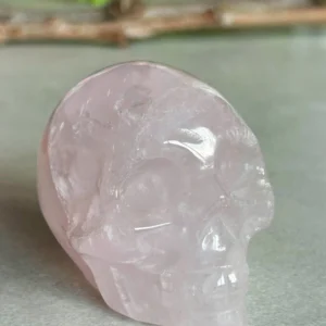 Calavera de cuarzo rosa con arcoiris naturales