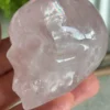 Calavera de cuarzo rosa con arcoiris naturales