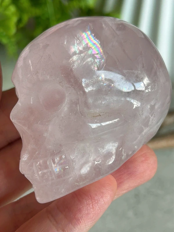Calavera de cuarzo rosa con arcoiris naturales