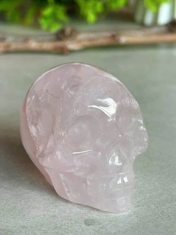 Calavera de cuarzo rosa con arcoiris naturales