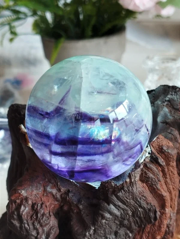 Fluorita esfera cristal natural - violeta y verde menta
