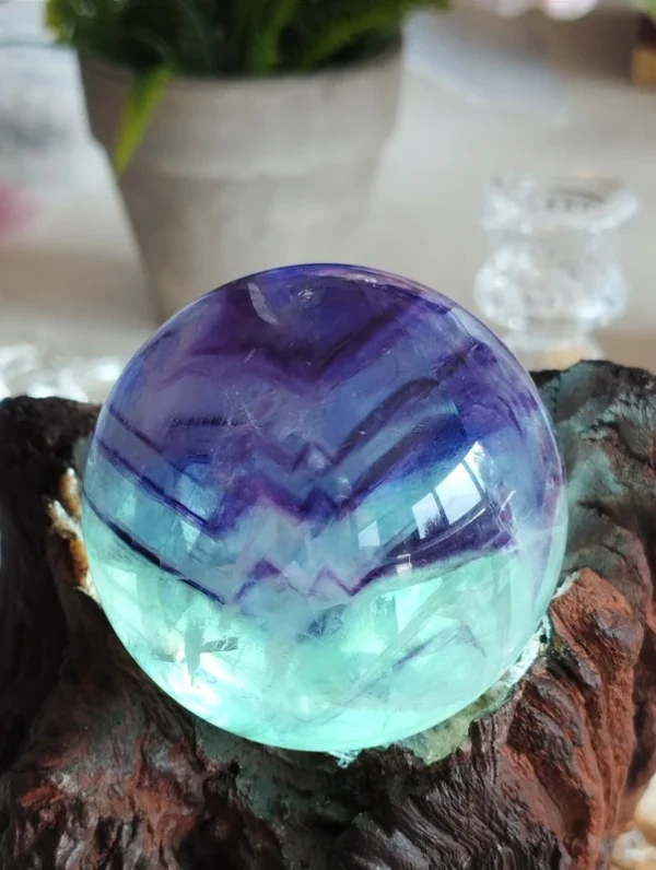 Fluorita esfera cristal natural - violeta y verde menta