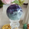 Fluorita esfera cristal natural - violeta y verde menta