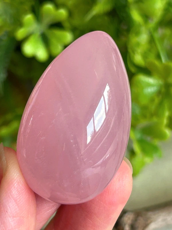 Huevo de cuarzo rosa natural - tono intenso
