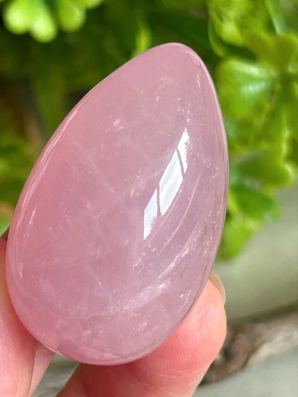 Huevo de cuarzo rosa natural - tono intenso