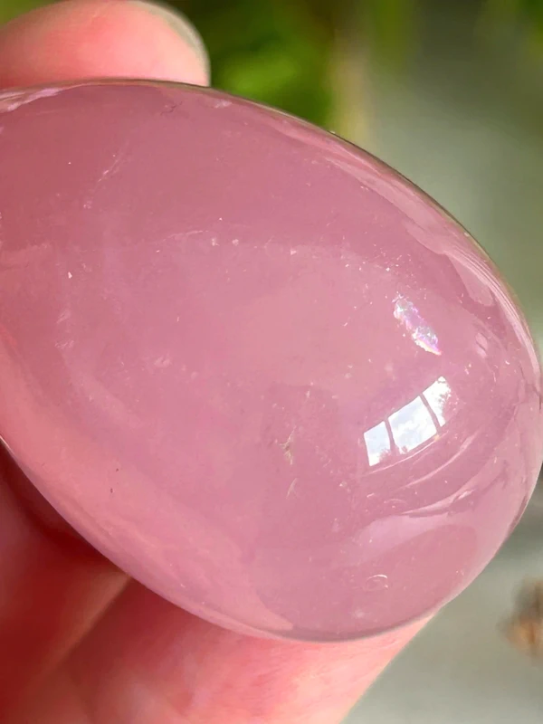 Huevo de cuarzo rosa natural - tono intenso